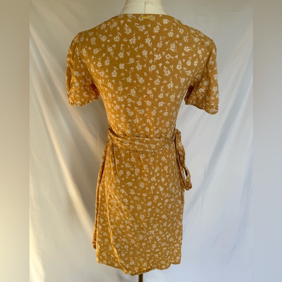 Billabong Hot Tropics Mini Wrap Dress Floral Mustard Yellow/White Small - Picture 6 of 8